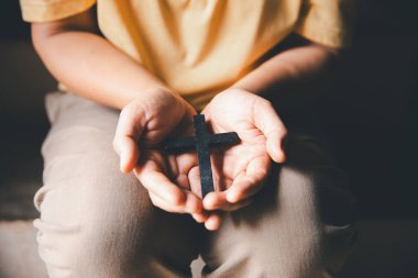 Eski Katolik tapınağında İncil okuyan Hristiyan bir kadın. Tapınakta İncil okuyorum. İnanç, maneviyat ve din kavramı. Barış, umut, ibadet ve inanç için kutsal kitabı olan Hristiyanlar.