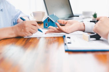 Banka konsept satın almak için kredi onayladı. Emlakçı ev satın alma anlaşmasının şartları hakkında konuştu. Müşteriden yasal olarak sözleşme imzalamasını istedi. onaylanmış mortgage başvuru formu.