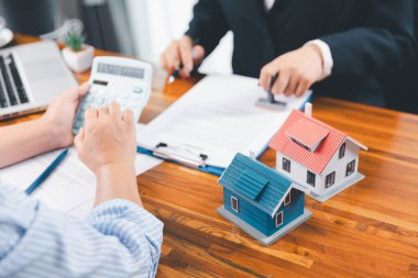 Banka konsept satın almak için kredi onayladı. Emlakçı ev satın alma anlaşmasının şartları hakkında konuştu. Müşteriden yasal olarak sözleşme imzalamasını istedi. onaylanmış mortgage başvuru formu.