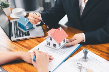 Banka konsept satın almak için kredi onayladı. Emlakçı ev satın alma anlaşmasının şartları hakkında konuştu. Müşteriden yasal olarak sözleşme imzalamasını istedi. onaylanmış mortgage başvuru formu.