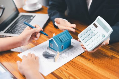 Banka konsept satın almak için kredi onayladı. Emlakçı ev satın alma anlaşmasının şartları hakkında konuştu. Müşteriden yasal olarak sözleşme imzalamasını istedi. onaylanmış mortgage başvuru formu.