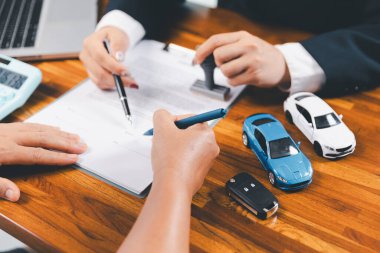 İşadamı onaylı kağıt işi sözleşmesi damgası. Araba kredisi onaylandı. Satıcı ya da yönetici, araba satın alma belgesini sigortalı müşteriye verir., .