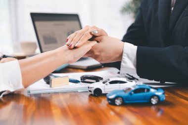 İşadamı onaylı kağıt işi sözleşmesi damgası. Araba kredisi onaylandı. Satıcı ya da yönetici, araba satın alma belgesini sigortalı müşteriye verir., .