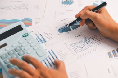 İş grafiği, tablo. Finansal gelişme, banka hesabı, istatistik. Pazardaki durumu tartışmak için iş adamlarını toplayın. Yatırım hesaplanıyor. Ticari mali konsept.