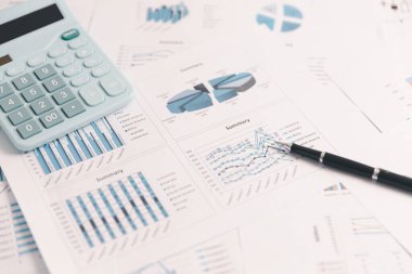 İş grafiği, tablo. Finansal gelişme, banka hesabı, istatistik. Pazardaki durumu tartışmak için iş adamlarını toplayın. Yatırım hesaplanıyor. Ticari mali konsept.