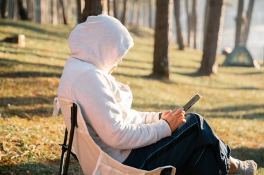 Gelecekteki uzaktan kumandalı işler teknolojiyi birleştirir. Akıllı telefon elektronik öğrenme verimliliğini sağlar. Seyahat sırasında modern cihazlar harmanlanır.
