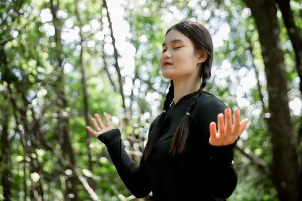 Minnettar bir kadın Tanrı 'ya dua ediyor. Ruhani kız gökyüzüne gülümsüyor. Mutlu bir kadın şükran duyuyor. Ruhsal kız umutla dua ediyor. Pozitif Asyalı genç bir kadın umut ve inanç hissediyor..