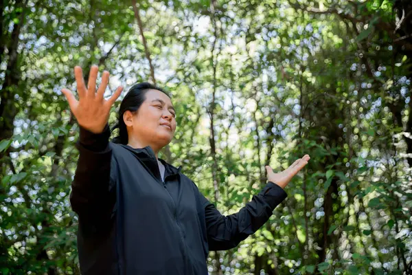 Minnettar bir kadın Tanrı 'ya dua ediyor. Ruhani kız gökyüzüne gülümsüyor. Mutlu bir kadın şükran duyuyor. Ruhsal kız umutla dua ediyor. Pozitif Asyalı genç bir kadın umut ve inanç hissediyor..