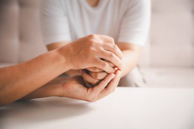 Kriz konseptiyle umut ve güven. Yakınlık, sevgi ve destek için el ele tutuşmak, teselli ve özen, keder, kayıp ve empati. İnsanlar ve aileler şefkat, sempati ve iyileşme ile bağlanır..