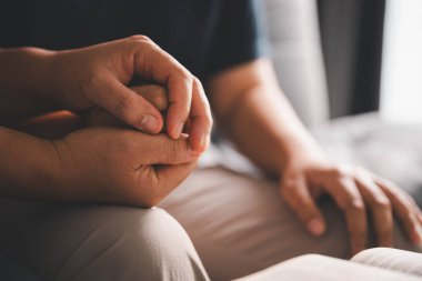 Kriz konseptiyle umut ve güven. Yakınlık, sevgi ve destek için el ele tutuşmak, teselli ve özen, keder, kayıp ve empati. İnsanlar ve aileler şefkat, sempati ve iyileşme ile bağlanır..