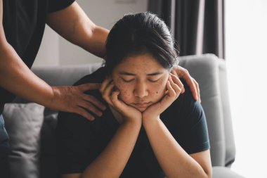 Kriz konseptiyle umut ve güven. Yakınlık, sevgi ve destek için el ele tutuşmak, teselli ve özen, keder, kayıp ve empati. İnsanlar ve aileler şefkat, sempati ve iyileşme ile bağlanır..