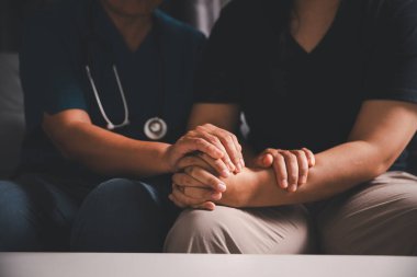 El ve derin empati, doktor her hastaya ilaç, destek ve umut sunuyor, klinikteki şefkatli sağlık hizmetleri, hastane, gerçek bakım ve sağlık hizmetleri ve sağlık hizmetleri ile güven inşa ediyor.