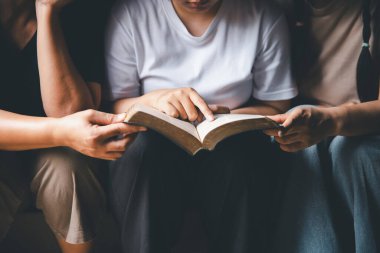 Dua eden, ibadet eden ve dua eden bir grup insan, sevgi, destek, inanç ya da evde umut için el ele tutuşup Tanrı 'ya dua ediyor. Kutsal ruh ya da İsa barış ya da ruhani övgü için.