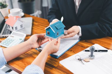 Banka konsept satın almak için kredi onayladı. Emlakçı ev satın alma anlaşmasının şartları hakkında konuştu. Müşteriden yasal olarak sözleşme imzalamasını istedi. onaylanmış mortgage başvuru formu.