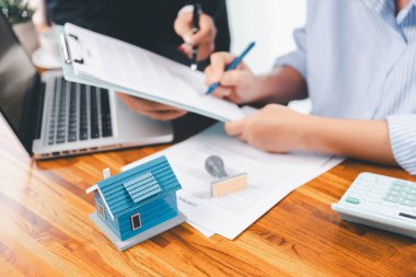 Banka konsept satın almak için kredi onayladı. Emlakçı ev satın alma anlaşmasının şartları hakkında konuştu. Müşteriden yasal olarak sözleşme imzalamasını istedi. onaylanmış mortgage başvuru formu.