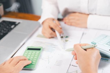 Sürdürülebilir yenilik projesi üzerinde çalışan iş adamları. Yenilenebilir enerji kavramı. Takım çalışması toplantısı, model geliştirme şirketi teknolojisi ortağı, yeşil işletmeler ve küresel ısınma tabanlı.