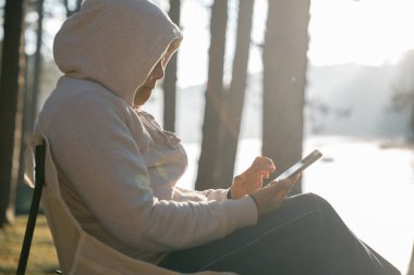 Gelecekteki uzaktan kumandalı işler teknolojiyi birleştirir. Akıllı telefon elektronik öğrenme verimliliğini sağlar. Seyahat sırasında modern cihazlar harmanlanır.