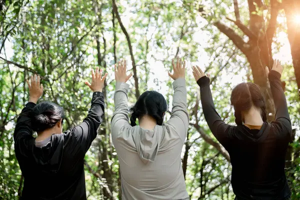 Minnettar bir kadın Tanrı 'ya dua ediyor. Ruhani kız gökyüzüne gülümsüyor. Mutlu bir kadın şükran duyuyor. Ruhsal kız umutla dua ediyor. Pozitif Asyalı genç bir kadın umut ve inanç hissediyor..