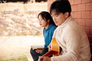 Hristiyanlık, Tanrı 'ya yaklaş kutsal İncil, kutsal el, katolik kilise dini, dua et, merhamet dile, İsa' ya dua et, Hristiyanlık, Hristiyanlık, Hristiyan papazlarına merhamet et, cömert fedakârlıklar yap, yeryüzü insanına dua et.