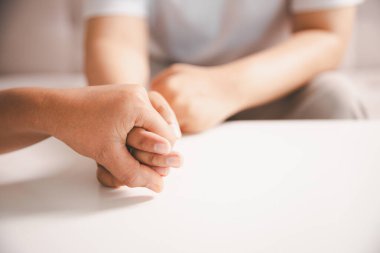 Kriz konseptiyle umut ve güven. Yakınlık, sevgi ve destek için el ele tutuşmak, teselli ve özen, keder, kayıp ve empati. İnsanlar ve aileler şefkat, sempati ve iyileşme ile bağlanır..