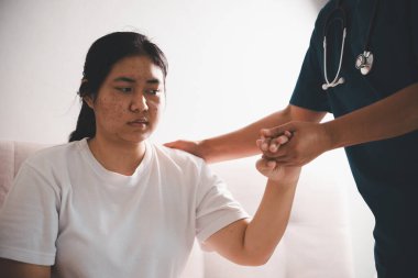 El ve derin empati, doktor her hastaya ilaç, destek ve umut sunuyor, klinikteki şefkatli sağlık hizmetleri, hastane, gerçek bakım ve sağlık hizmetleri ve sağlık hizmetleri ile güven inşa ediyor.