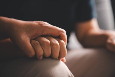 Kriz konseptiyle umut ve güven. Yakınlık, sevgi ve destek için el ele tutuşmak, teselli ve özen, keder, kayıp ve empati. İnsanlar ve aileler şefkat, sempati ve iyileşme ile bağlanır..