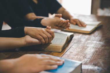 Dua eden, ibadet eden ve dua eden bir grup insan, sevgi, destek, inanç ya da evde umut için el ele tutuşup Tanrı 'ya dua ediyor. Kutsal ruh ya da İsa barış ya da ruhani övgü için.