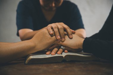 Dua eden, ibadet eden ve dua eden bir grup insan, sevgi, destek, inanç ya da evde umut için el ele tutuşup Tanrı 'ya dua ediyor. Kutsal ruh ya da İsa barış ya da ruhani övgü için.