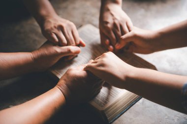 Hristiyanların eli yakın, Katolik kilisesinde kutsal İncil 'e ruhani inançla dua ediyor. Din ibadeti, Tanrı 'dan merhamet dileyin. Hıristiyanlık dini ibadeti.