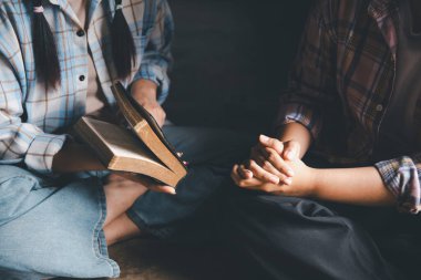 Hristiyanların eli yakın, Katolik kilisesinde kutsal İncil 'e ruhani inançla dua ediyor. Din ibadeti, Tanrı 'dan merhamet dileyin. Hıristiyanlık dini ibadeti.