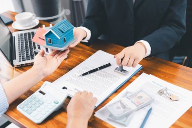 Banka konsept satın almak için kredi onayladı. Emlakçı ev satın alma anlaşmasının şartları hakkında konuştu. Müşteriden yasal olarak sözleşme imzalamasını istedi. onaylanmış mortgage başvuru formu.