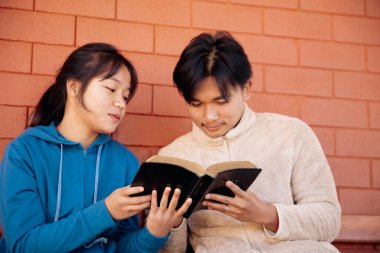 Hristiyanlık, Tanrı 'ya yaklaş kutsal İncil, kutsal el, katolik kilise dini, dua et, merhamet dile, İsa' ya dua et, Hristiyanlık, Hristiyanlık, Hristiyan papazlarına merhamet et, cömert fedakârlıklar yap, yeryüzü insanına dua et.