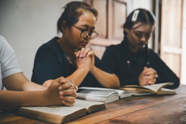 Dua eden, ibadet eden ve dua eden bir grup insan, sevgi, destek, inanç ya da evde umut için el ele tutuşup Tanrı 'ya dua ediyor. Kutsal ruh ya da İsa barış ya da ruhani övgü için.