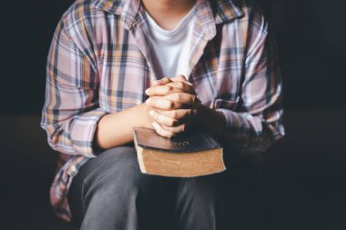 Eski Katolik tapınağında İncil okuyan Hristiyan bir kadın. Tapınakta İncil okuyorum. İnanç, maneviyat ve din kavramı. Barış, umut, ibadet ve inanç için kutsal kitabı olan Hristiyanlar.