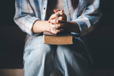 Eski Katolik tapınağında İncil okuyan Hristiyan bir kadın. Tapınakta İncil okuyorum. İnanç, maneviyat ve din kavramı. Barış, umut, ibadet ve inanç için kutsal kitabı olan Hristiyanlar.