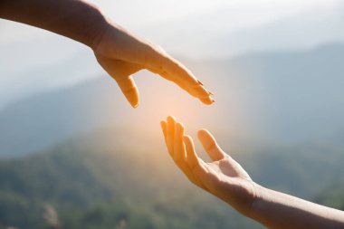 Genç kadın elini dağlara uzatıyor. Ruhani kız gökyüzüne gülümsüyor. Mutlu bir kadın şükran duyuyor. Ruhsal kız umutla dua ediyor. Pozitif Asyalı genç bir kadın umut ve inanç hissediyor..