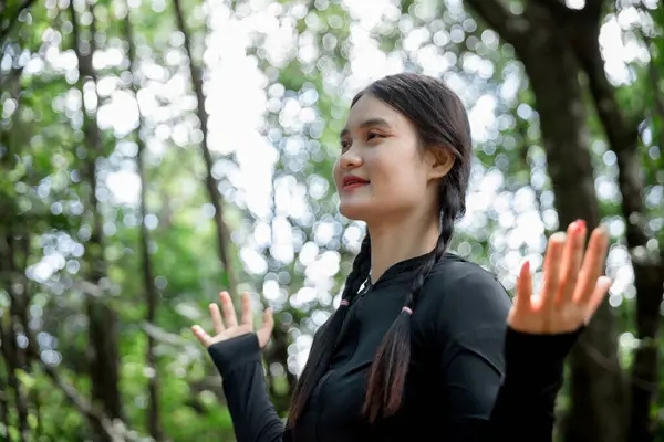 Minnettar bir kadın Tanrı 'ya dua ediyor. Ruhani kız gökyüzüne gülümsüyor. Mutlu bir kadın şükran duyuyor. Ruhsal kız umutla dua ediyor. Pozitif Asyalı genç bir kadın umut ve inanç hissediyor..