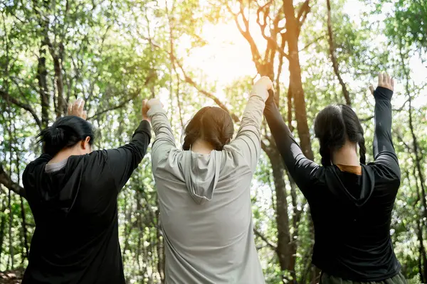 Minnettar bir kadın Tanrı 'ya dua ediyor. Ruhani kız gökyüzüne gülümsüyor. Mutlu bir kadın şükran duyuyor. Ruhsal kız umutla dua ediyor. Pozitif Asyalı genç bir kadın umut ve inanç hissediyor..