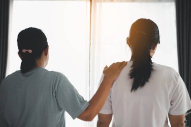 Kriz konseptiyle umut ve güven. Yakınlık, sevgi ve destek için el ele tutuşmak, teselli ve özen, keder, kayıp ve empati. İnsanlar ve aileler şefkat, sempati ve iyileşme ile bağlanır..