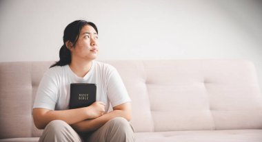 İnsanlar ve umut kavramı. Yüze yakın kadın, umut ve inanç hissederek yukarı bakıyor. Dua eden kadın. Hıristiyanlık inancı, uluslararası ibadet günü, düşüncelerde kaybolmuş bir kadın bunalımda.