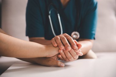 El ve derin empati, doktor her hastaya ilaç, destek ve umut sunuyor, klinikteki şefkatli sağlık hizmetleri, hastane, gerçek bakım ve sağlık hizmetleri ve sağlık hizmetleri ile güven inşa ediyor.