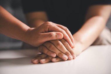 Kriz konseptiyle umut ve güven. Yakınlık, sevgi ve destek için el ele tutuşmak, teselli ve özen, keder, kayıp ve empati. İnsanlar ve aileler şefkat, sempati ve iyileşme ile bağlanır..