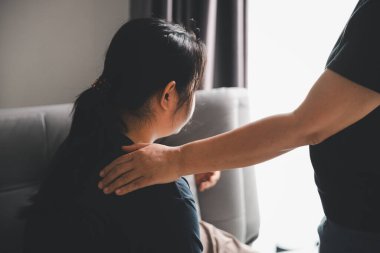 Kriz konseptiyle umut ve güven. Yakınlık, sevgi ve destek için el ele tutuşmak, teselli ve özen, keder, kayıp ve empati. İnsanlar ve aileler şefkat, sempati ve iyileşme ile bağlanır..