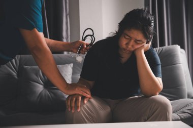 El ve derin empati, doktor her hastaya ilaç, destek ve umut sunuyor, klinikteki şefkatli sağlık hizmetleri, hastane, gerçek bakım ve sağlık hizmetleri ve sağlık hizmetleri ile güven inşa ediyor.