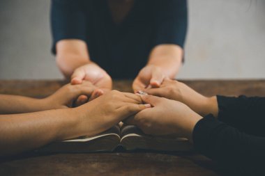 Dua eden, ibadet eden ve dua eden bir grup insan, sevgi, destek, inanç ya da evde umut için el ele tutuşup Tanrı 'ya dua ediyor. Kutsal ruh ya da İsa barış ya da ruhani övgü için.