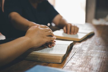 Dua eden, ibadet eden ve dua eden bir grup insan, sevgi, destek, inanç ya da evde umut için el ele tutuşup Tanrı 'ya dua ediyor. Kutsal ruh ya da İsa barış ya da ruhani övgü için.