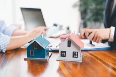 Banka konsept satın almak için kredi onayladı. Emlakçı ev satın alma anlaşmasının şartları hakkında konuştu. Müşteriden yasal olarak sözleşme imzalamasını istedi. onaylanmış mortgage başvuru formu.