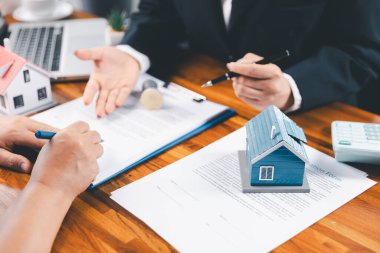 Banka konsept satın almak için kredi onayladı. Emlakçı ev satın alma anlaşmasının şartları hakkında konuştu. Müşteriden yasal olarak sözleşme imzalamasını istedi. onaylanmış mortgage başvuru formu.