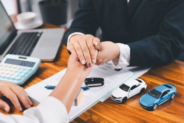 İşadamı onaylı kağıt işi sözleşmesi damgası. Araba kredisi onaylandı. Satıcı ya da yönetici, araba satın alma belgesini sigorta ve kontrat ile müşteriye verir.