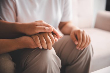 Kriz konseptiyle umut ve güven. Yakınlık, sevgi ve destek için el ele tutuşmak, teselli ve özen, keder, kayıp ve empati. İnsanlar ve aileler şefkat, sempati ve iyileşme ile bağlanır..